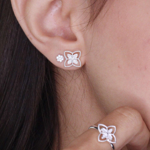 Brinco de Prata Flor de Lis Coleção Florescer 13x13mm